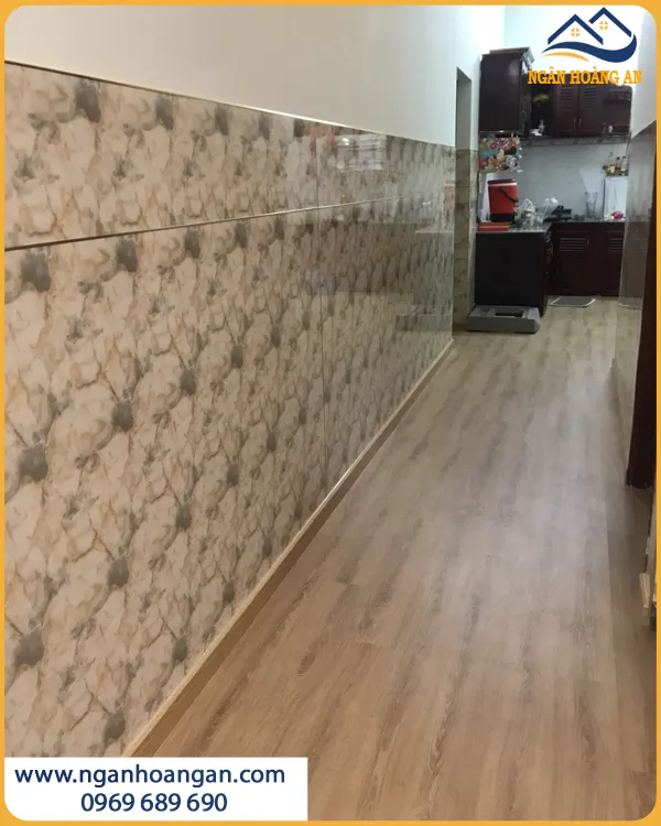Thi Công Ốp Lamri Bằng PVC Giả Đá Cho Nhà Ở Bền Màu