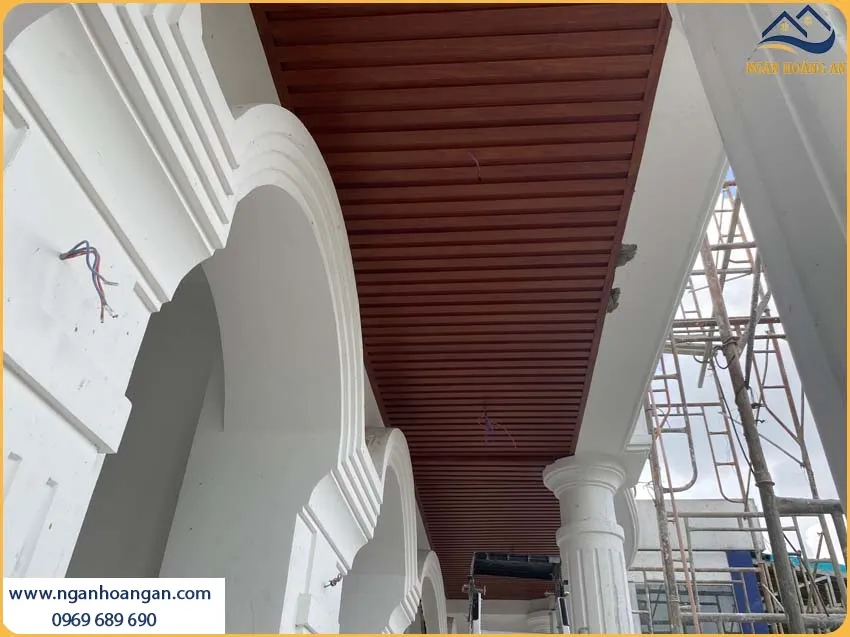 Tấm Lam Sóng Giả Gỗ Kosmos Lắp Đặt Thời Thượng Cho Lối Đi