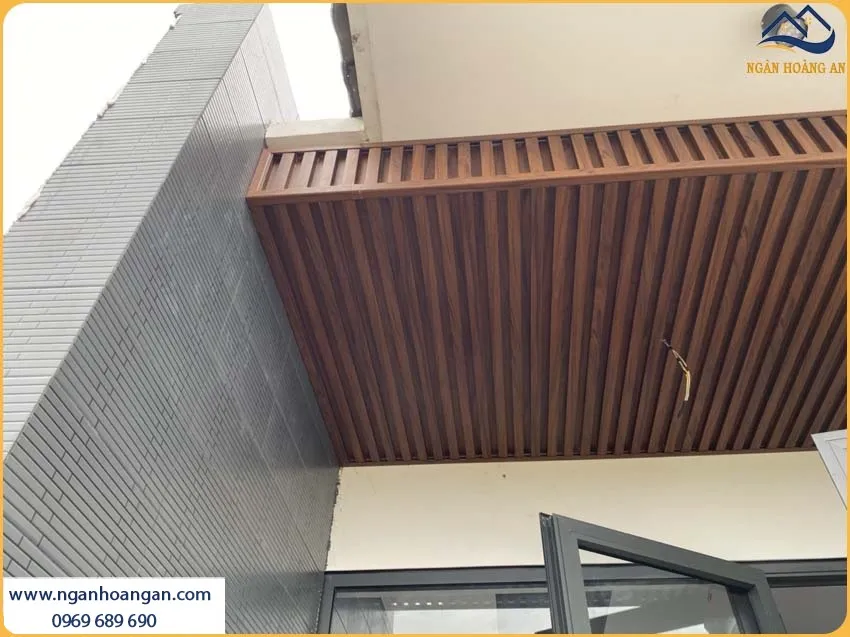 Thi Công Ốp Trần Lam Sóng Giả Gỗ Kosmos Chống Cháy Lan, An Toàn