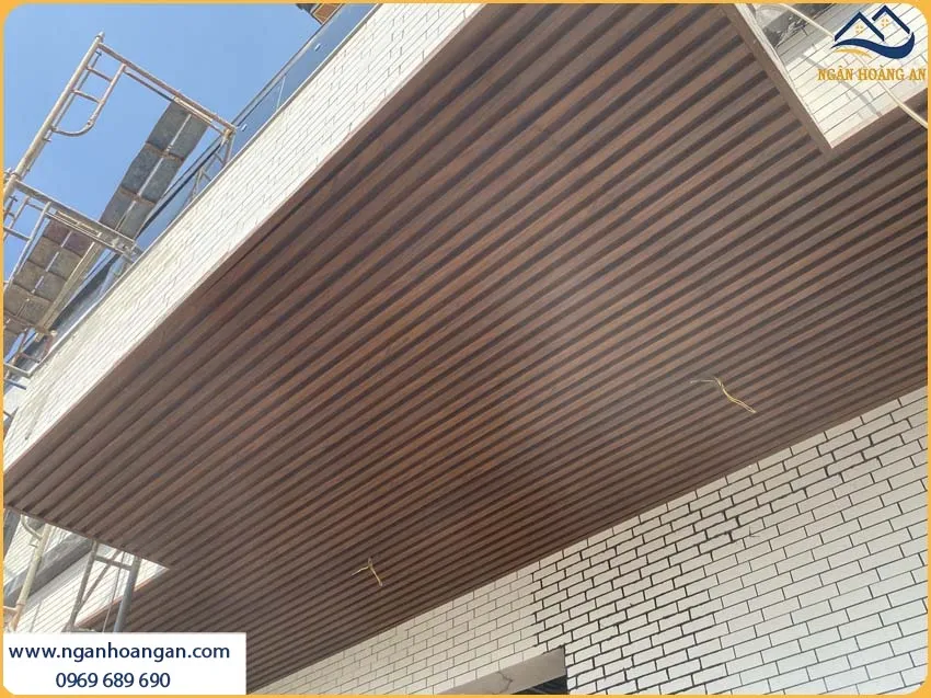 Trần Nhà Được Ốp Bởi Lam Sóng Cao Giả Gỗ Kosmos Độc Đáo