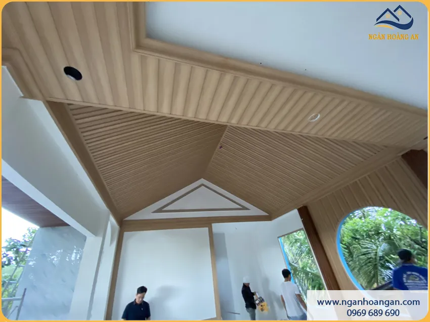 Thi Công Ốp Trần Nhà Ở Bằng Lam Sóng Đẹp