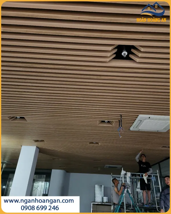 Thi Công Ốp Trần Nhựa Giả Gỗ HT105 Cho Văn Phòng Hiện Đại