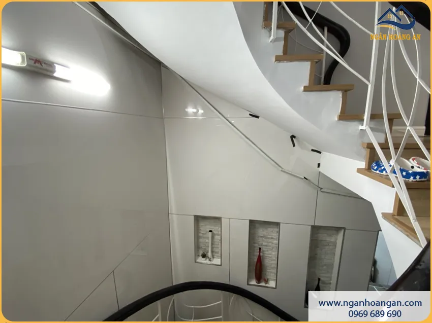 Thi Công Ốp Tường Cầu Thang Bằng PVC Giả Đá Đẹp