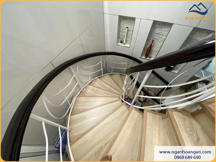 Thi Công Ốp Tường Cầu Thang PVC Giả Đá Cho Nhà Ở Đẹp, Uy Tín