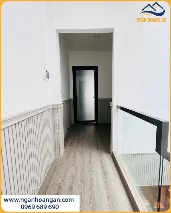 Thi Công Ốp Tường Lamri Bằng Lam Sóng Cho Hành Lang Dễ Vệ Sinh Thi Công Ốp Tường Lamri Bằng Lam Sóng Cho Hành Lang Dễ Vệ Sinh