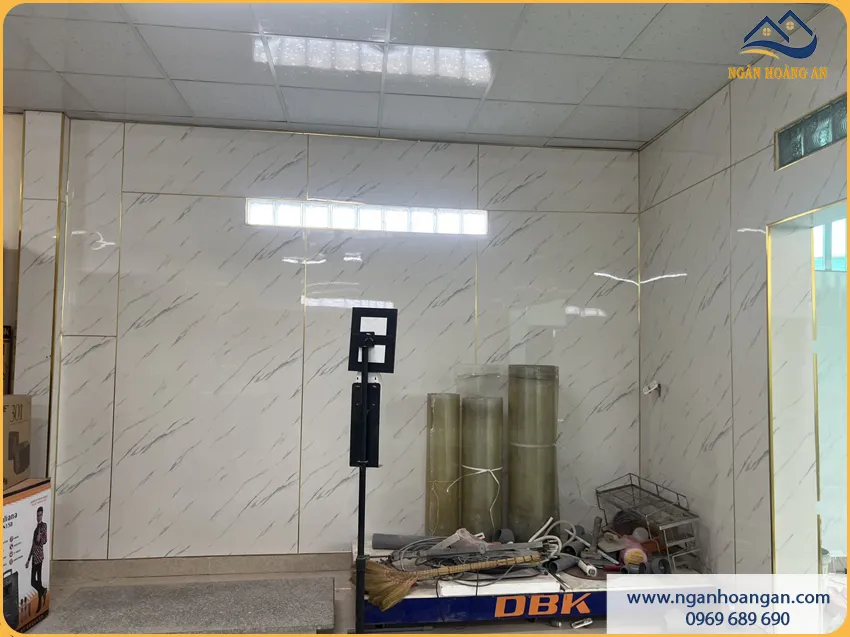 Thi Công Ốp Tường Phòng Bếp Bằng PVC Giả Đá Bền Đẹp Theo Thời Gian