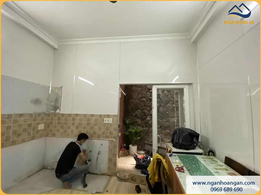 Thi Công Ốp Tường Phòng Bếp Bằng PVC Giả Đá Chuyên Nghiệp