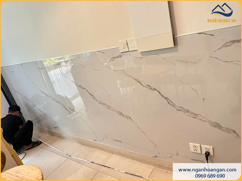 Thi Công Ốp Tường PVC214 Nhanh Chóng, Sạch Sẽ
