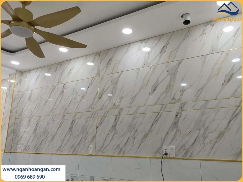 Thi Công Ốp Tường Tấm PVC Nhựa Giả Đá Chắc Chắn Cho Không Gian