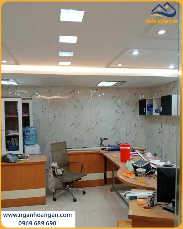 Thi Công Ốp Tường Tấm PVC Nhựa Giả Đá Chắc Chắn Cho Không Gian