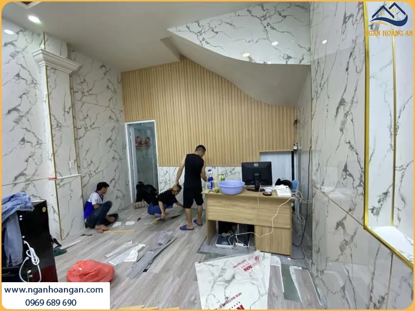 Thi Công Ốp Tường PVC Giả Đá Kosmos Chống Cháy Lan, An Toàn Thi Công Ốp Tường PVC Giả Đá Kosmos Chống Cháy Lan, An Toàn