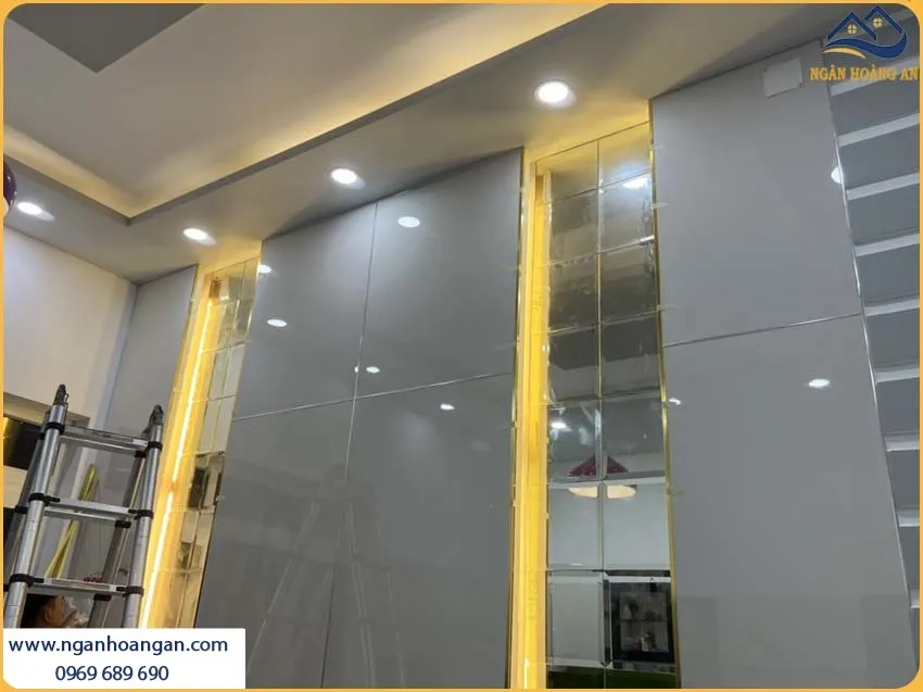 Tường Nhà Được Ốp Bởi Tấm PVC Nhựa Trắng Trơn Kosmos PVC2023 Độc Đáo