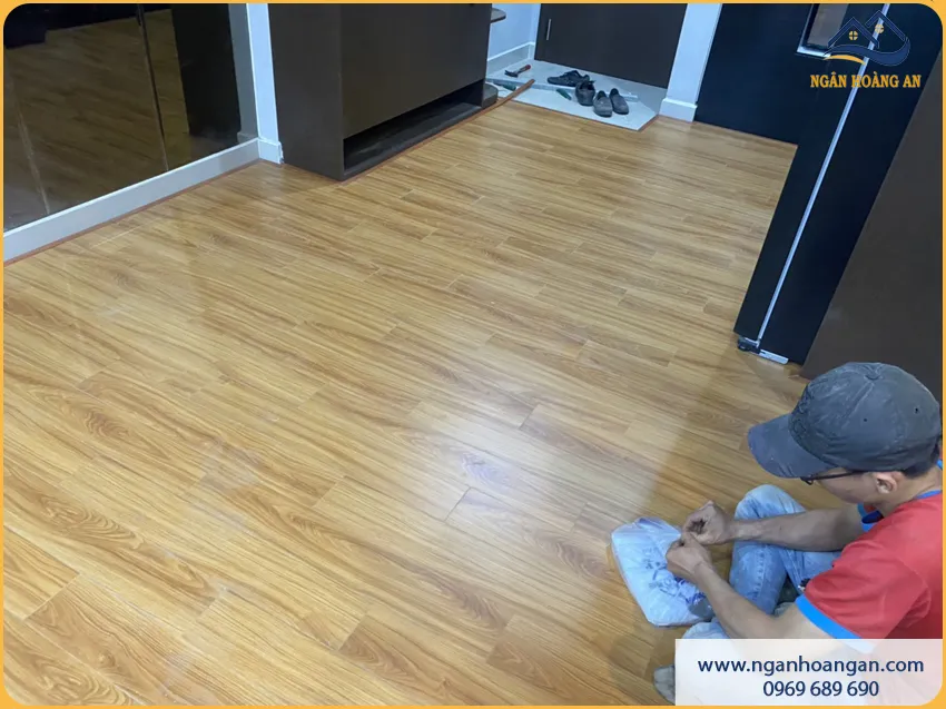 Thi Công Lát Sàn Gỗ Công Nghiệp Cho Nhà Bếp Tinh Tế