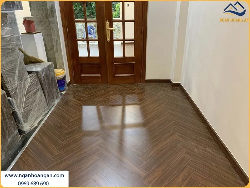 Sàn Gỗ Xương Cá Charmwood Được Lắp Đặt Thời Thượng Cho Phòng Khách