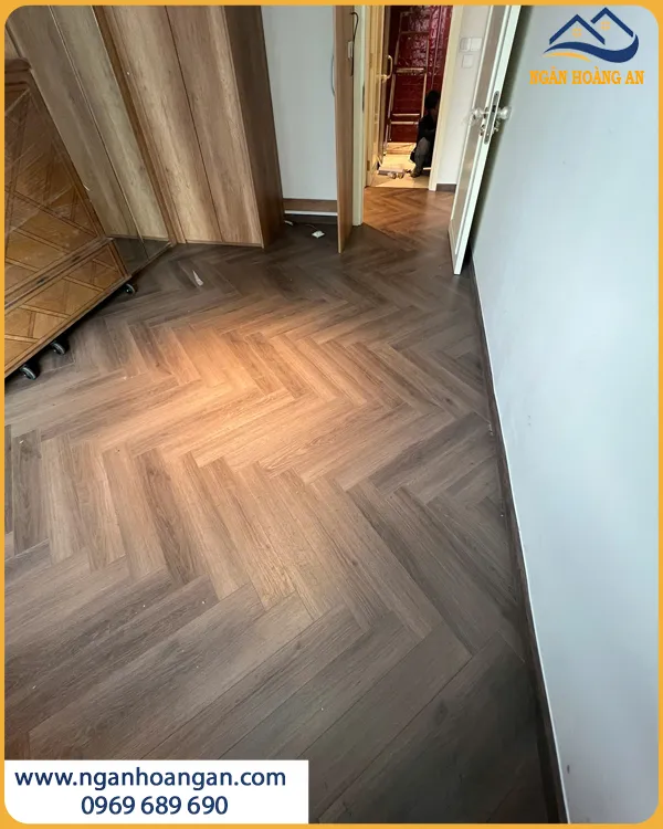 Thi Công Sàn Gỗ Xương Cá Charmwood D3413 Hạn Chế Cong Vênh