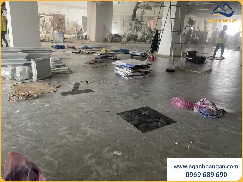 Thi Công Sàn Nhựa Dán Keo Cho Khu Làm Việc Nhân Viên