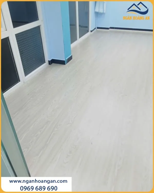 Thi Công Sàn Nhựa Dán Keo Cho Nhà Ở Gọn Gàng