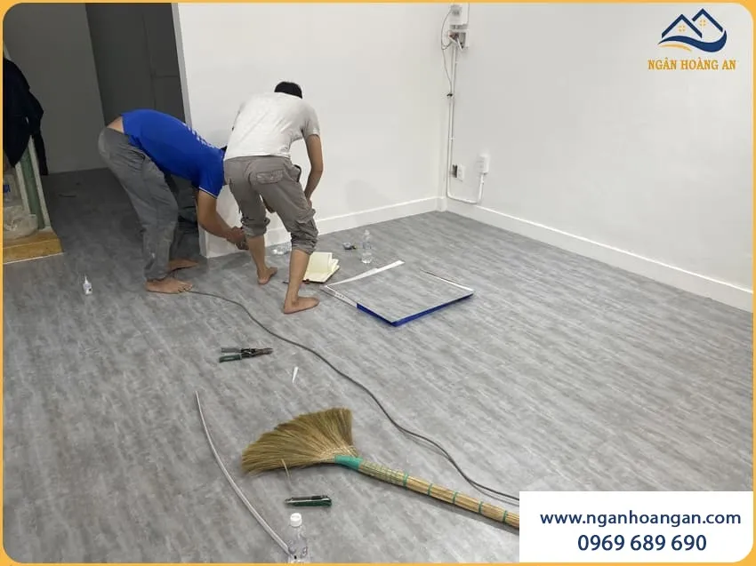 Thi Công Sàn Nhựa Dán Keo Nhà Ở Nhanh Gọn Thi Công Sàn Nhựa Dán Keo Nhà Ở Nhanh Gọn