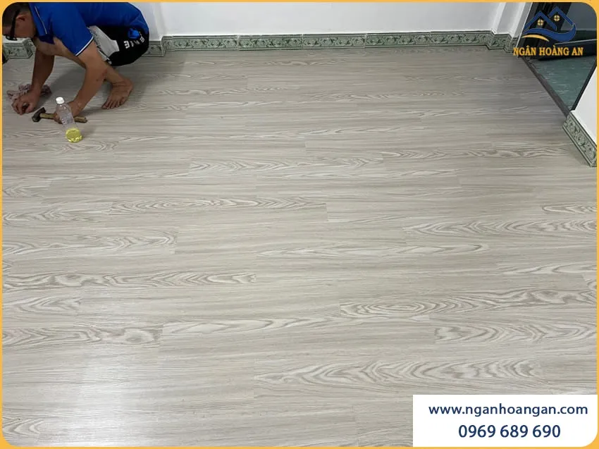 Thi Công Sàn Nhựa Dán Keo Cho Nhà Ở