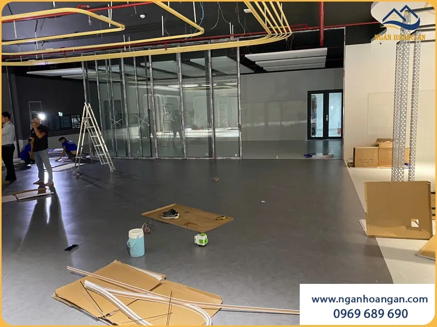 Thi Công Sàn Nhựa Dán Keo Khu Làm Việc Nhân Viên