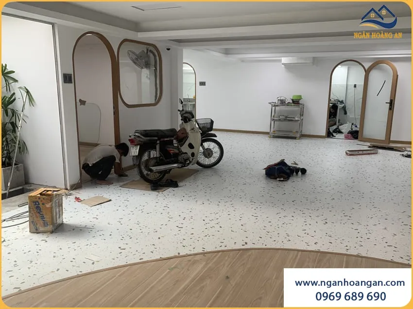Thi Công Sàn Nhựa Dán Keo Tại Tiệm Spa