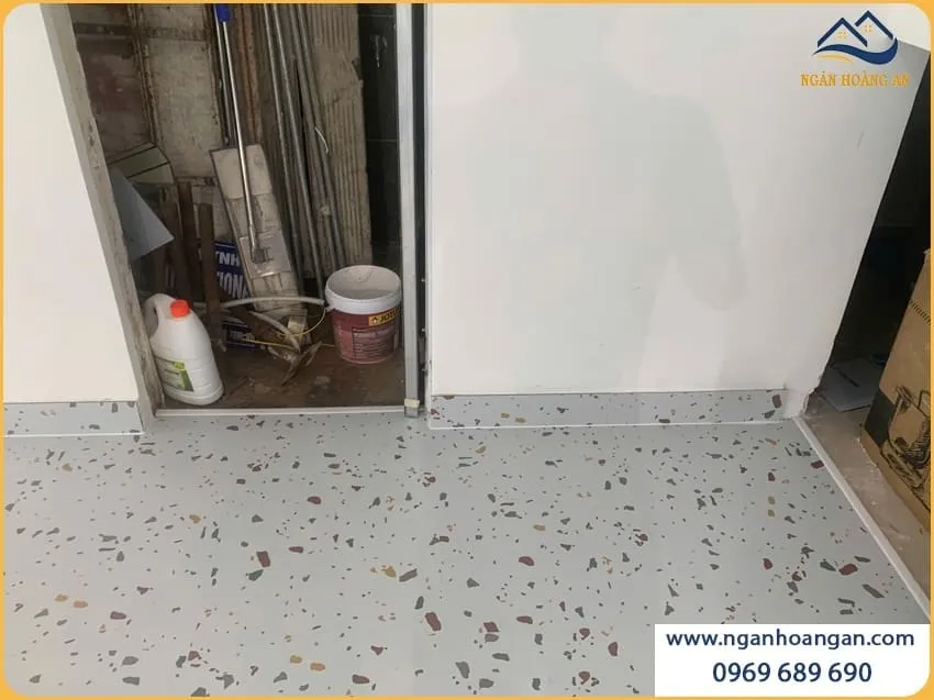 Thi Công Sàn Nhựa Dán Keo THFloor W309 Lót Sàn Cửa Hàng