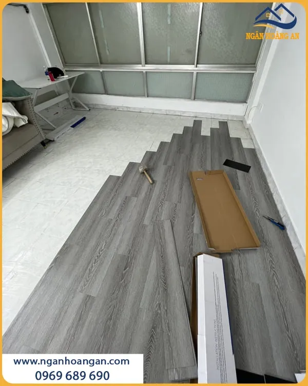 Thi Công Sàn Nhựa Dán Keo Trong Căn Hộ Hiện Đại