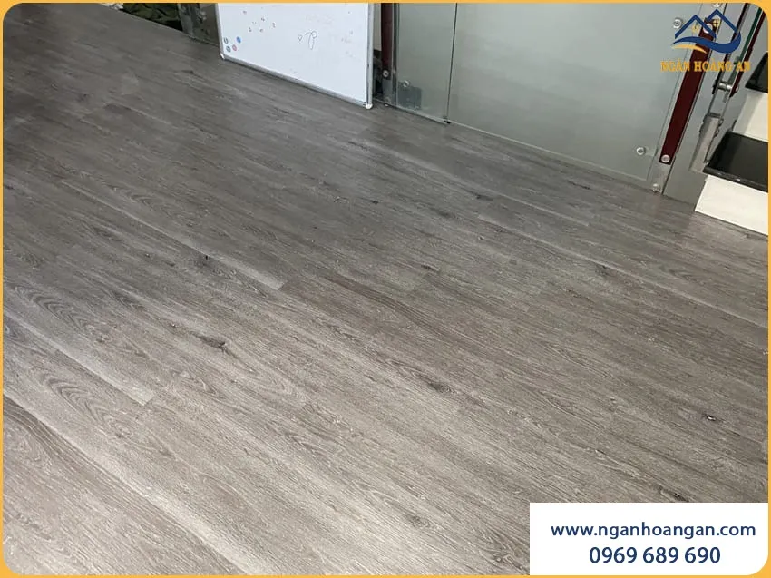 Thi Công Sàn Nhựa Dán Keo Trong Nhà Ở