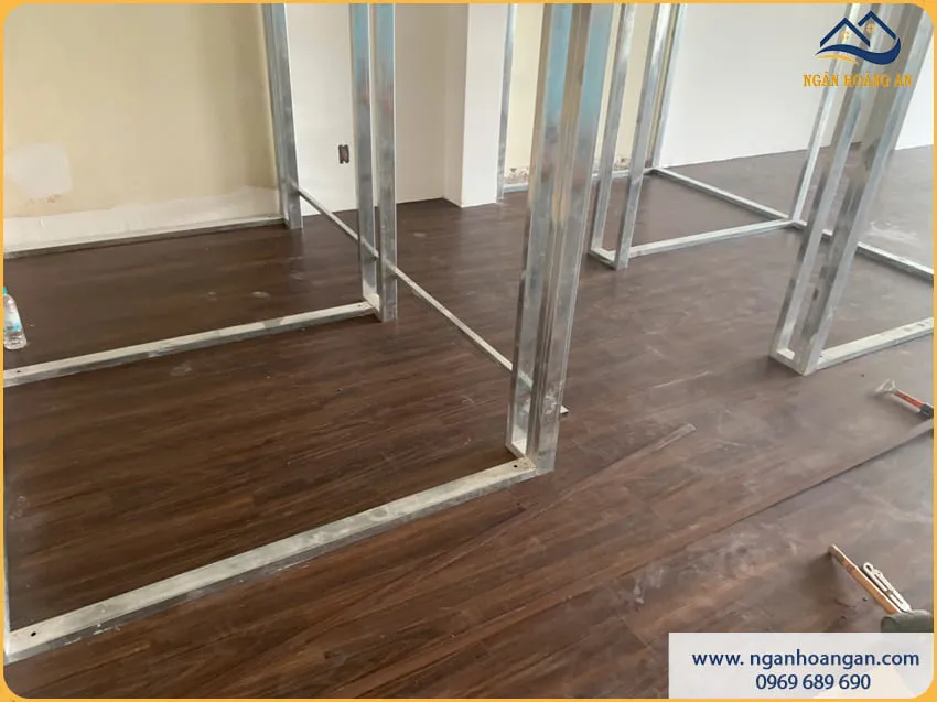 Thi Công Sàn Nhựa Dán Keo Vân Gỗ Chân Thực