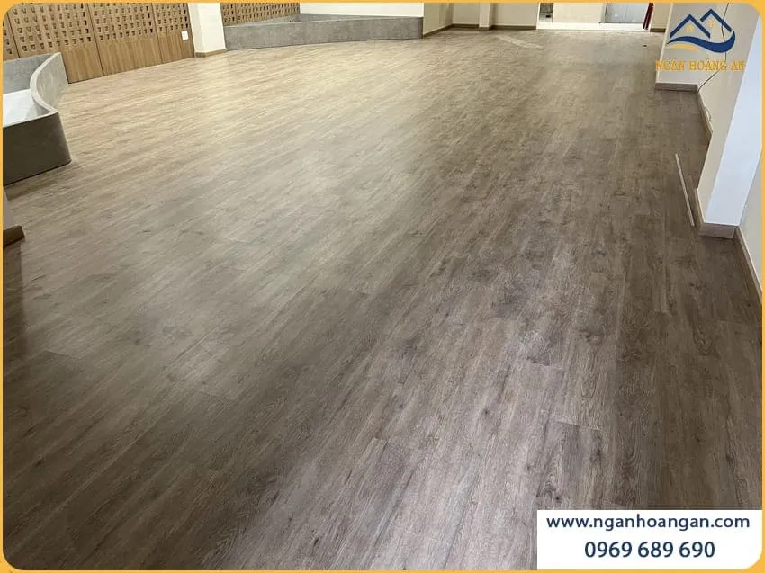 Thi Công Sàn Nhựa Hèm Khoá Charmwood SPC04 Cho Nhà Ở