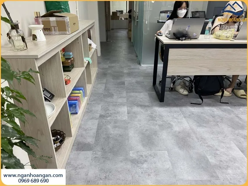 Thi Công Sàn Nhựa Hèm Khoá Cho Công Ty Dễ Lau Chùi Thi Công Sàn Nhựa Hèm Khoá Cho Công Ty Dễ Lau Chùi