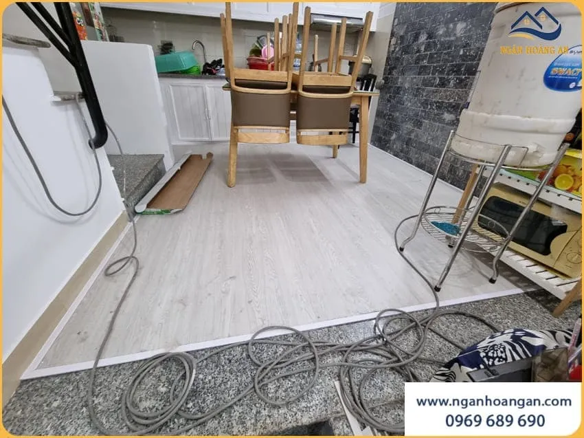 Thi Công Sàn Nhựa Hèm Khoá Cho Không Gian Nhà Ở