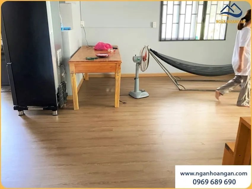 Thi Công Sàn Nhựa Hèm Khoá Cho Nhà Ở Gia Đình