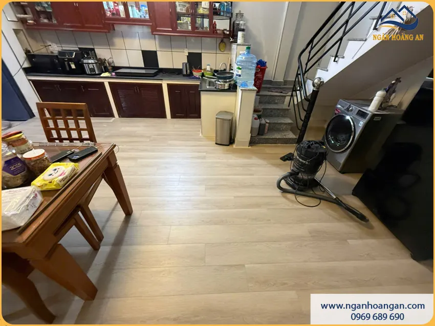 Thi Công Sàn Nhựa Hèm Khóa Hobiwood HS74 Chất Lượng