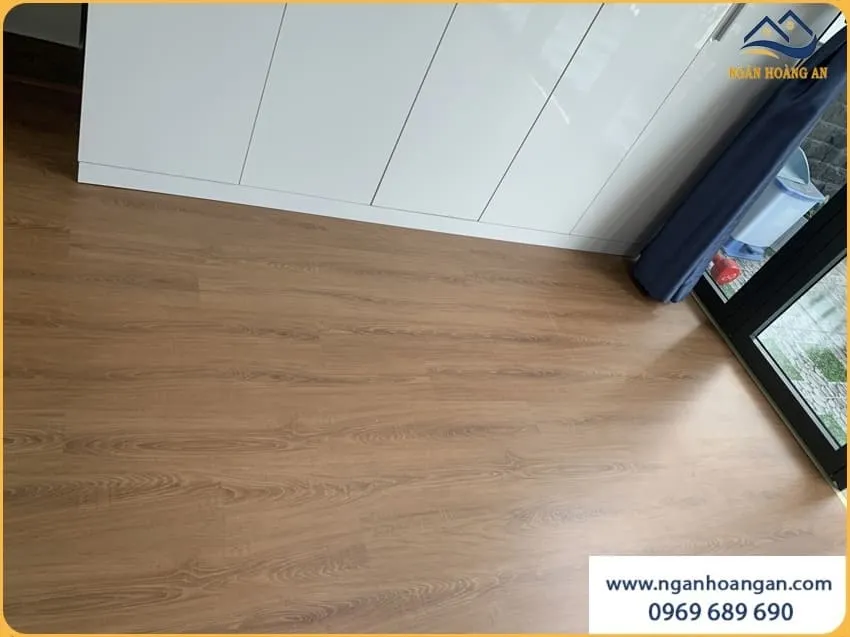 Thi Công Sàn Nhựa Hèm Khoá Phòng Ngủ Nhanh Gọn - Sạch Đẹp