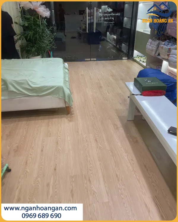 Thi Công Sàn Nhựa Keo Sẵn THFloor T022 Lát Cửa Hàng