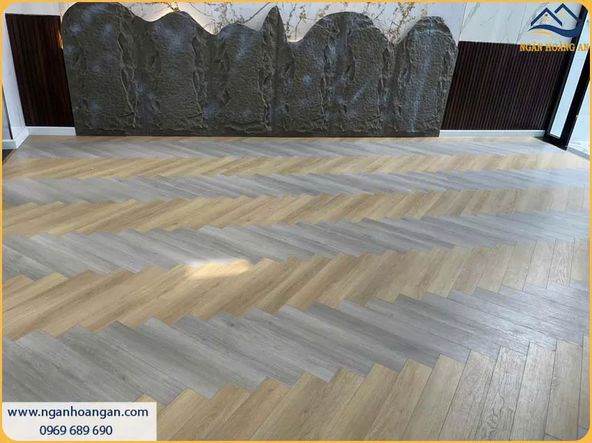 Sàn Văn Phòng Được Lót Sàn Gỗ Xương Cá Charmwood 12mm Chịu Lực Tốt