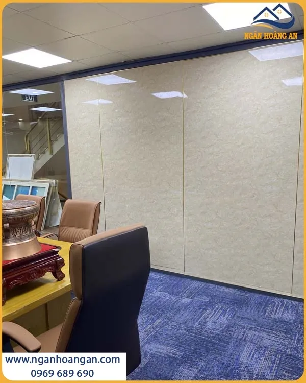 Tấm Nhựa PVC Kosmos Được Lắp Đặt Thời Thượng Cho Phòng Họp