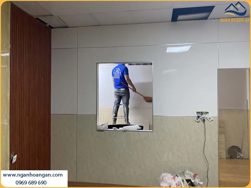 Thi Công Ốp Tường Lamri PVC Giả Đá Kosmos Chống Cháy Lan, An Toàn