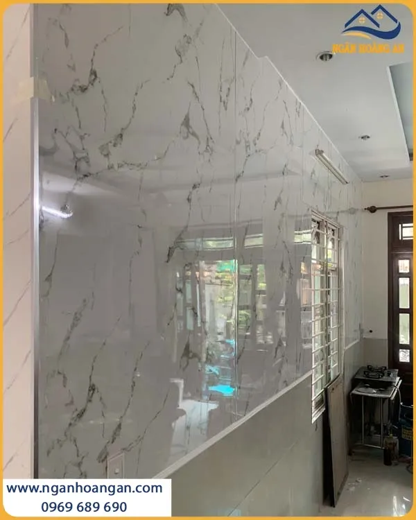 Thi Công Tấm PVC Giả Đá Kosmos Kháng Mối, Chống Ẩm Và Chống Thấm