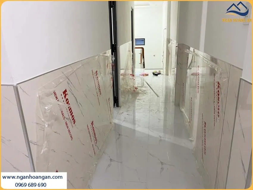 Thi Công Tấm PVC Giả Đá Kosmos Kháng Mối, Chống Ẩm Và Chống Thấm