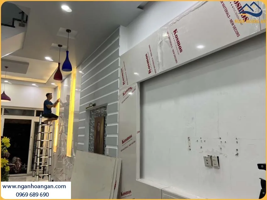 Thi Công Tấm PVC Trắng Trơn Kosmos Kháng Mối, Chống Ẩm Và Chống Thấm