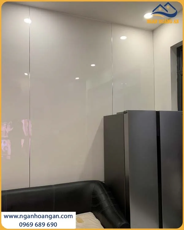 Tường Nhà Được Ốp Bởi Tấm PVC Nhựa Trắng Trơn Kosmos PVC2023 Độc Đáo