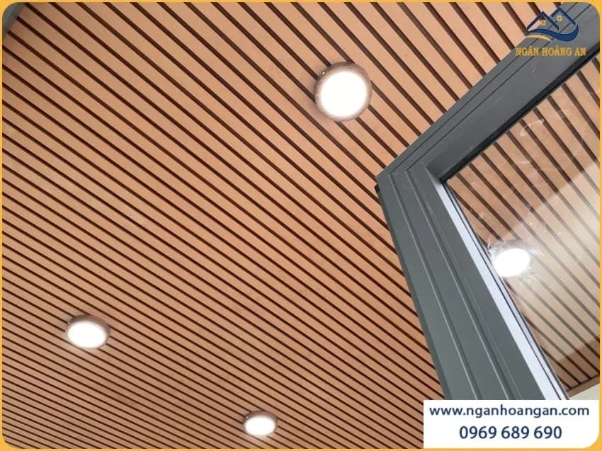 Thi Công Trần Ngoài Trời Bằng Lam Sóng Kosmos Light Wood