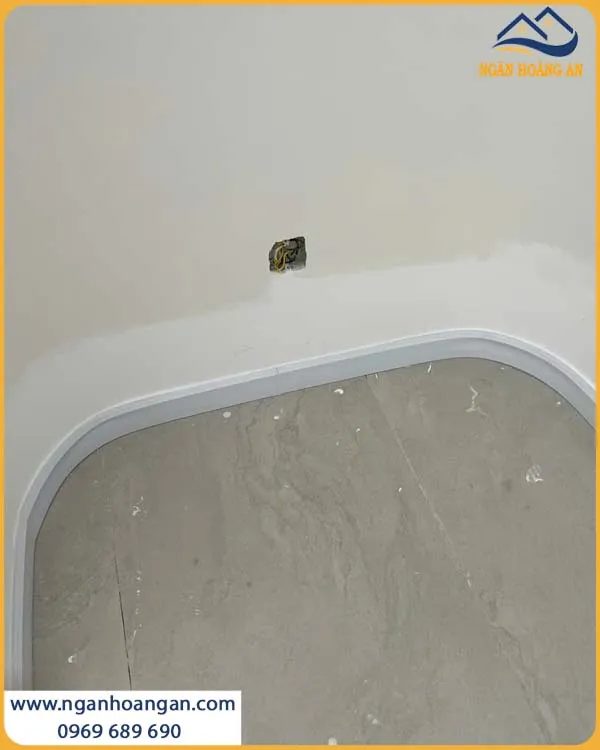 Phòng Khách Được Uốn Công Len Chân Tường PVC755 Đẹp Và Thu Hút