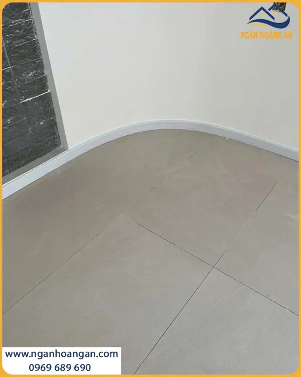 Thi Công S Len Chân Tường Nhựa PVC Chống Trầy Xước, Chống Mài Mòn Khá Tốt