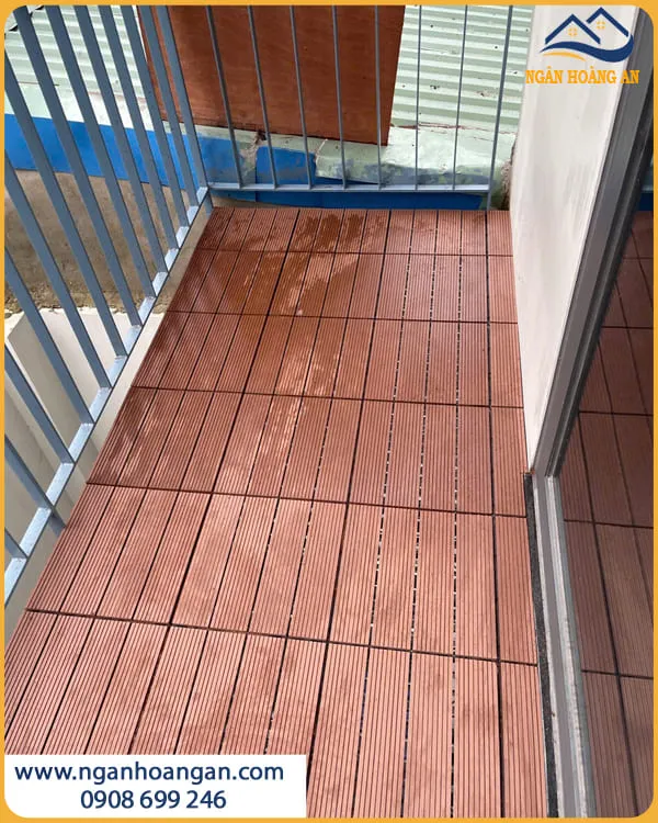 Thi Công Vỉ Gỗ Nhựa Kosmos Cho Ban Công Nhà Ở
