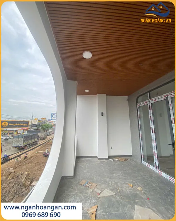 Trần Ban Công Gỗ Nhựa ASA Kosmos 4S184X28 Che Mưa Hiệu Quả