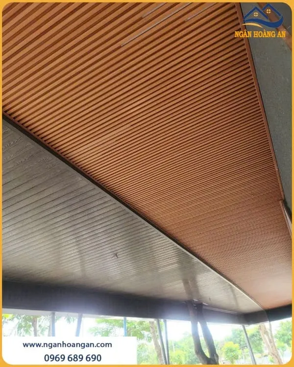 Trần Nhà Ở Ốp Gỗ Nhựa Ngoài Trời Bền Đẹp Trần Nhà Ở Ốp Gỗ Nhựa Ngoài Trời Bền Đẹp