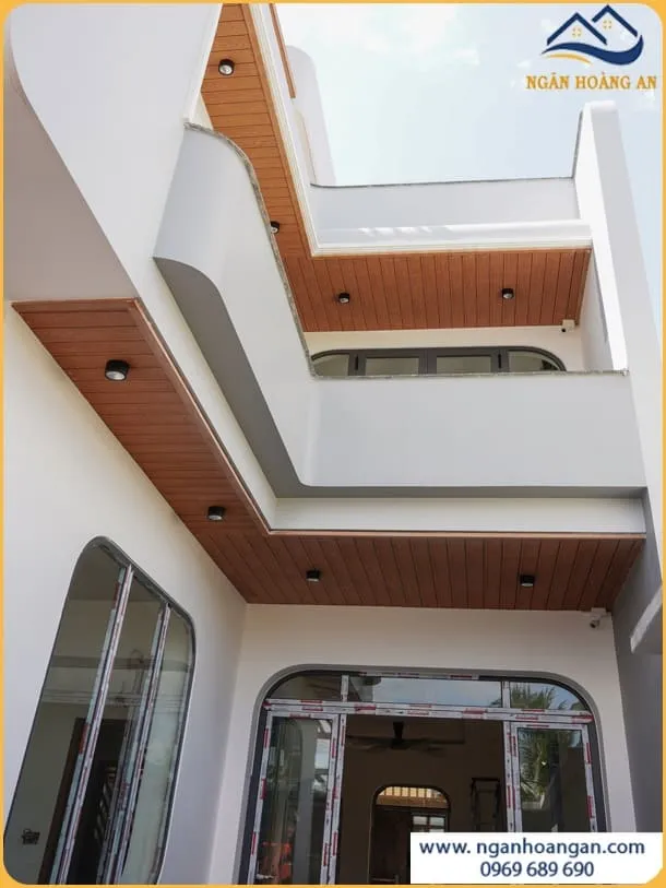 Trần Nhà Ở Ốp Gỗ Nhựa Ngoài Trời Bền Đẹp Trần Nhà Ở Ốp Gỗ Nhựa Ngoài Trời Bền Đẹp